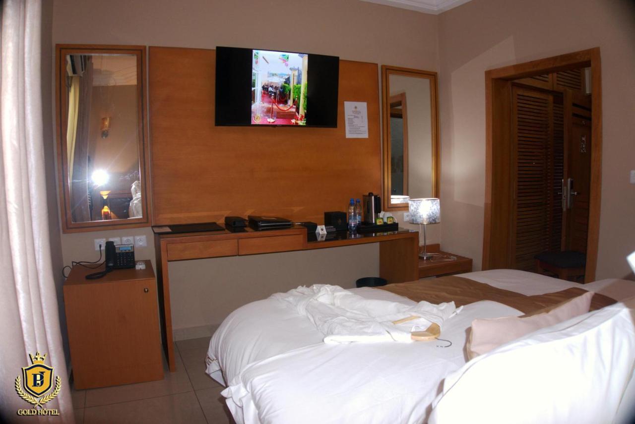 Gold Hotel Bafang Exteriör bild